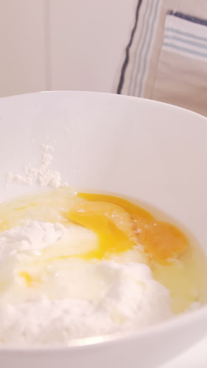 una mujer preparando una masa.