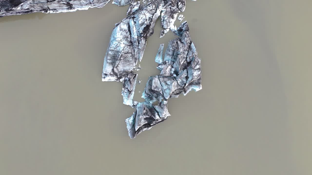 아이슬란드 대서양 한가운데 녹는 빙하 암석의 하향식 공중