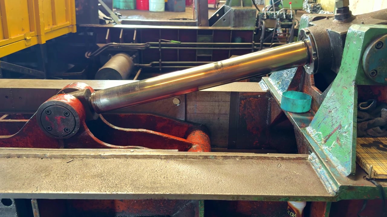 Hochleistungs-Hydraulikmechanismus treibt Fabrikmaschinen an. Nahaufnahme von Industrieanlagen, die Ingenieurwesen, Automatisierung und präzise mechanische Systeme zeigen.