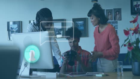Animation-Des-Profils-Und-Des-Nachrichtensymbols-über-Verschiedenen-Fotografen,-Die-über-Eine-Digitalkamera-Diskutieren