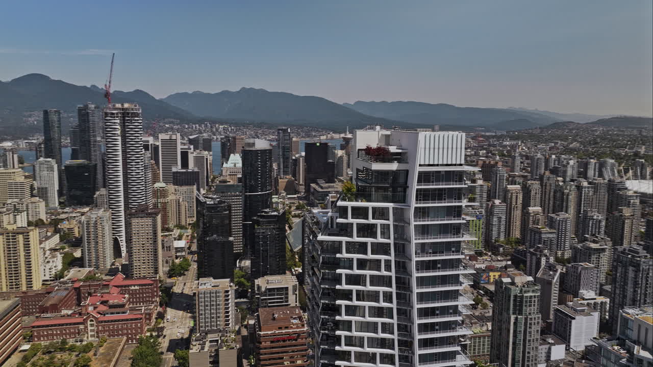 vancouver bc canada aerial v115 drone vuela alrededor de un lugar de burrard, capturando vistas panorámicas del centro de la ciudad, burnaby, false creek y vistas de la bahía inglesa - filmado con mavic 3 pro cine - julio 2023