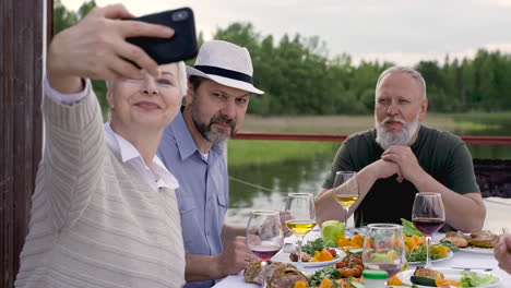 un grupo de amigos mayores tomando selfies 2