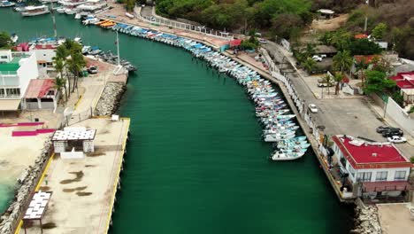 Capturar-Barcos-En-La-Bahía-Con-Movimiento-De-Drones-Inclinados-Hacia-Abajo