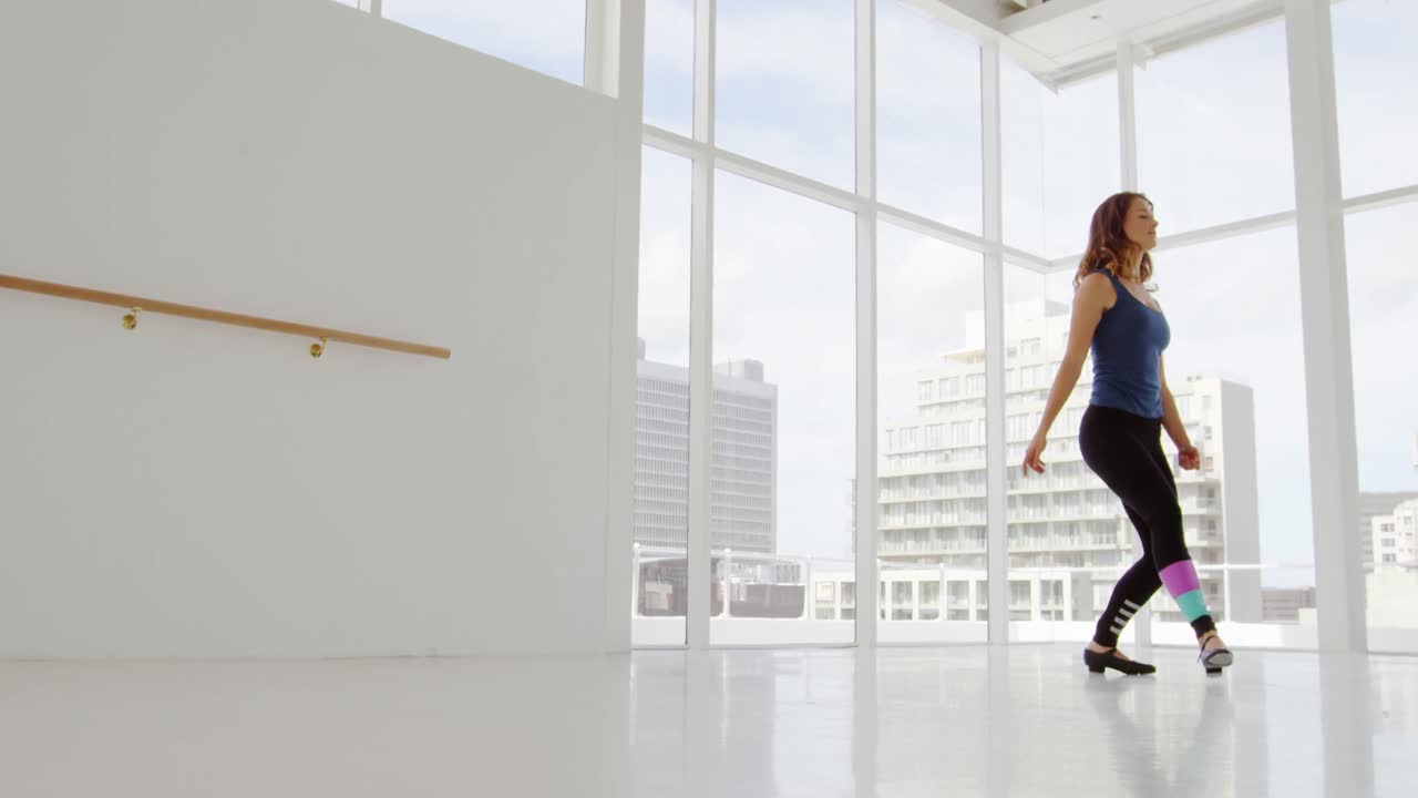 現代ダンスを練習するダンサー