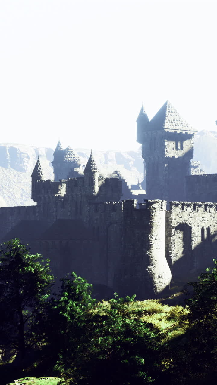 Majestuoso castillo medieval alzándose sobre un valle brumoso bajo un cielo brillante.