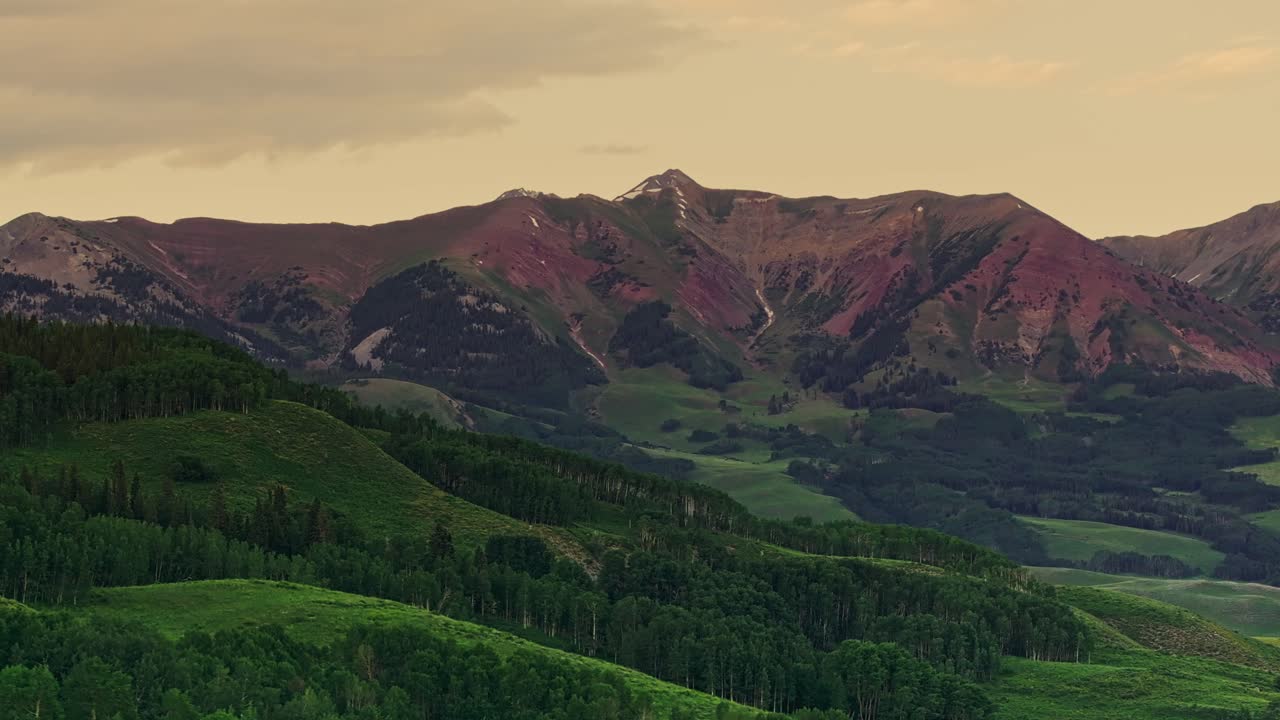 aérea sobre las verdes colinas boscosas cerca de la montaña crested butte, colorado, estados unidos