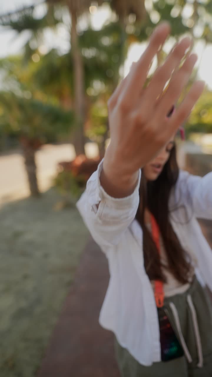 공원 에서 분홍색 모자 를 입은 여자