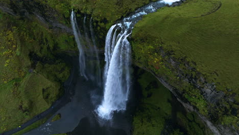 Vista-Aérea-De-La-Cascada-De-Seljalandsfoss-En-La-Región-Sur-De-Islandia