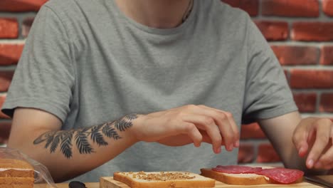 persona haciendo un sándwich