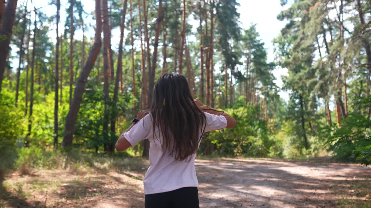 숲을 고 있는 소녀