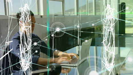 animación de la red de conexiones sobre el hombre asiático usando la computadora en la oficina