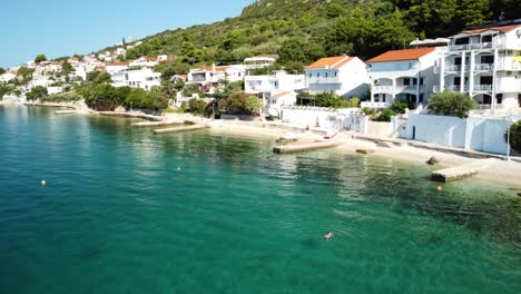 un destino turístico en el pueblo costero de podaca en el sur de dalmacia, croacia