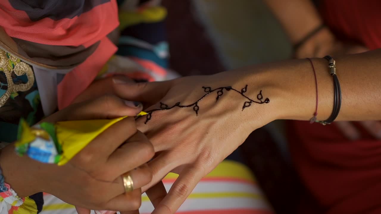 Henné sulla mano
