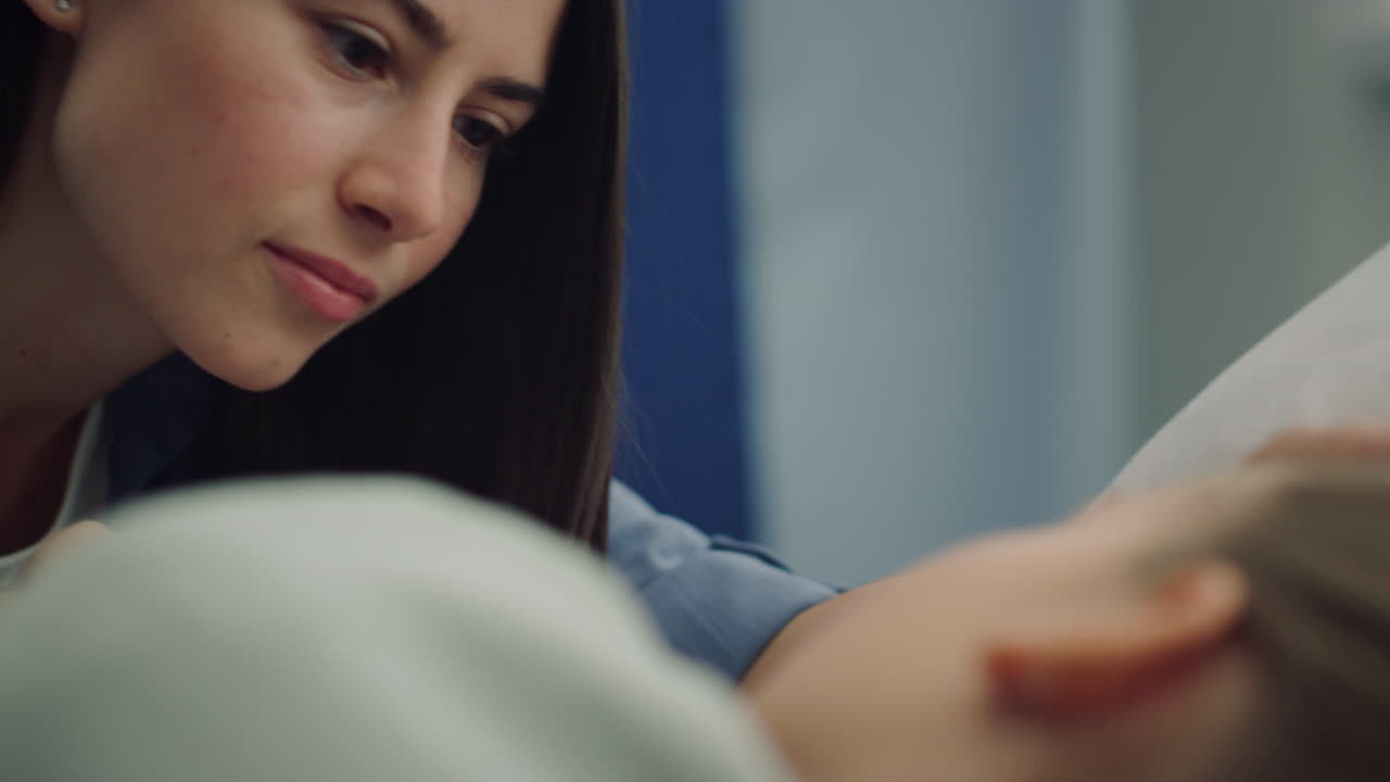 retrato de madre acariciando el cabello de su hija en la clínica. relaciones familiares de apoyo.