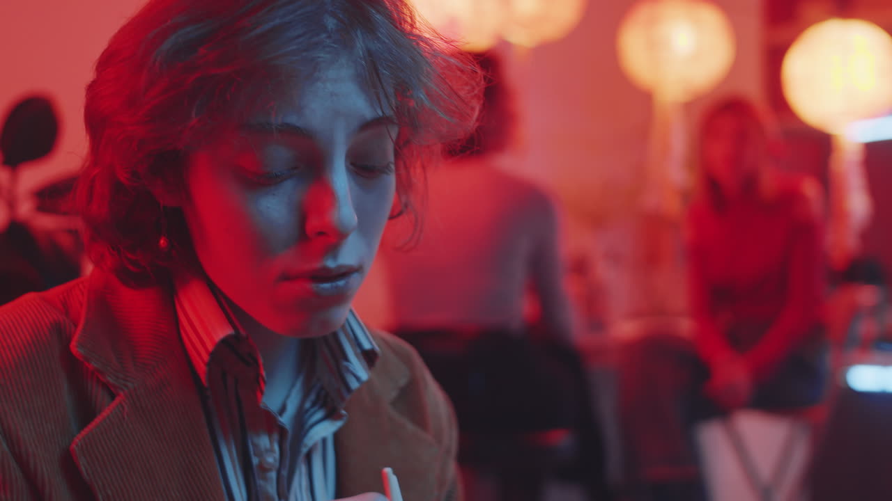 hombre transgénero hablando con una novia alegre en un café