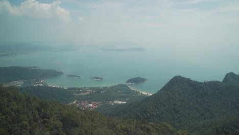 Vista-Aérea-Del-Mar-De-Andamán-Y-Un-Denso-Bosque-Tropical