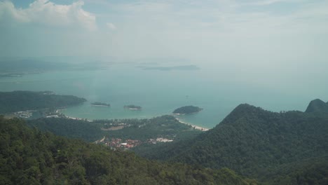 vista aérea del mar de andamán y un denso bosque tropical