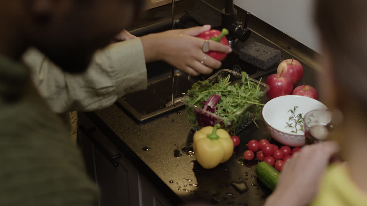 preparando comida en la cocina