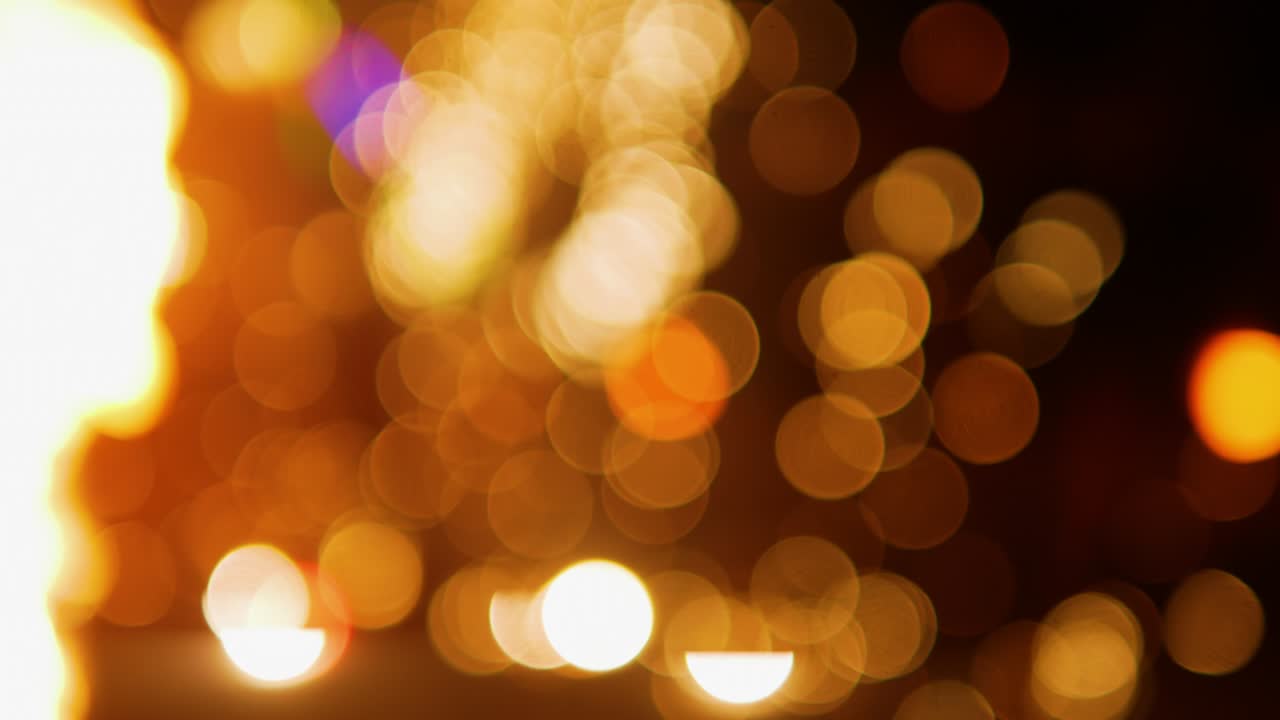 bombillas parpadeantes o chispas en un fondo borroso, encaje de fondo festivo.