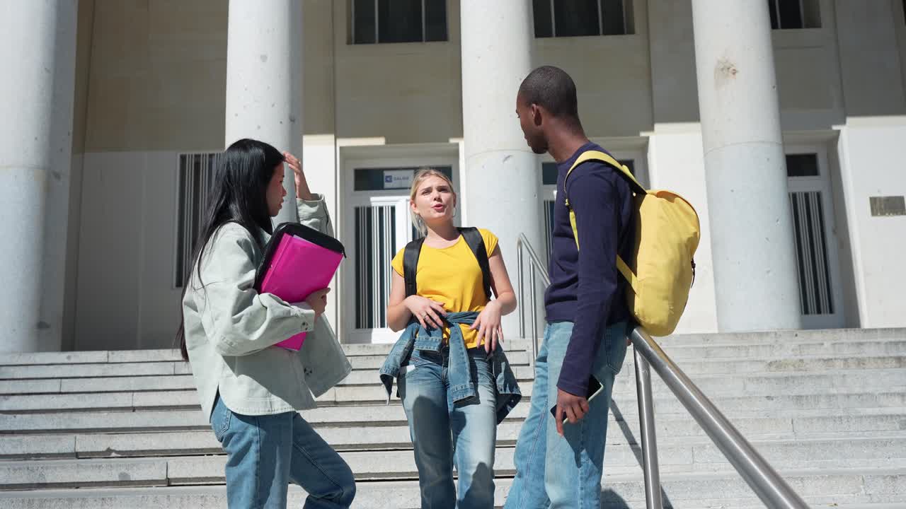 Studenti che si incontrano sui gradini dell'università