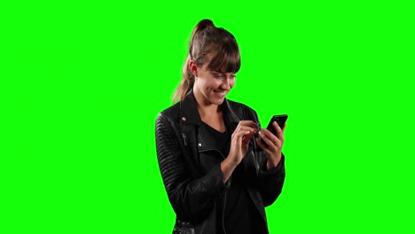 Seitenansicht-Einer-Kaukasischen-Frau,-Die-Ihr-Telefon-Mit-Grünem-Bildschirm-Benutzt