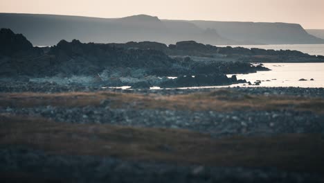 varanger 해안을 따라 어두운 들쭉날쭉한 바위