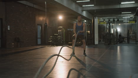 vista lejana de un hombre atlético afroamericano en el gimnasio.