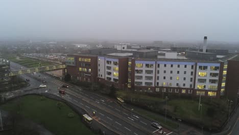 Vista-Aérea-Del-Hospital-Británico-Del-Nhs-En-La-Mañana-Húmeda-Húmeda-Brumosa-Toma-De-Levantamiento-Lento