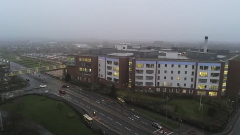 vista aérea del hospital británico del nhs en la mañana húmeda húmeda brumosa toma de levantamiento lento