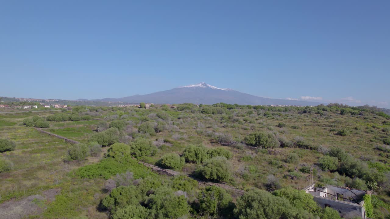 Ripresa aerea di apertura del vulcano Etna in Sicilia, Italia