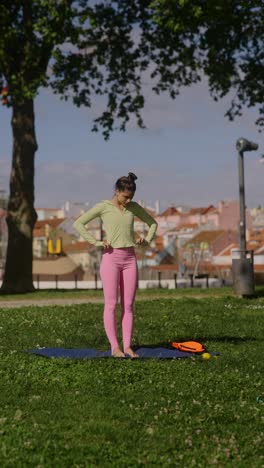 mujer practicando yoga en un parque