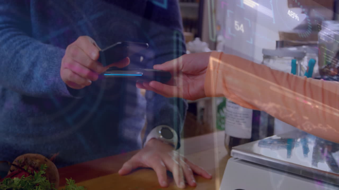 스마트폰으로 지불하는 두 인종 남성에 대한 데이터 처리의 애니메이션