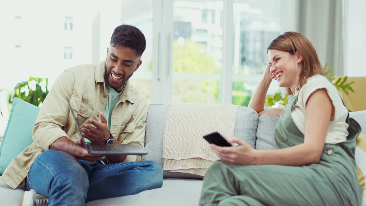 hablando, riendo y una pareja con una computadora portátil