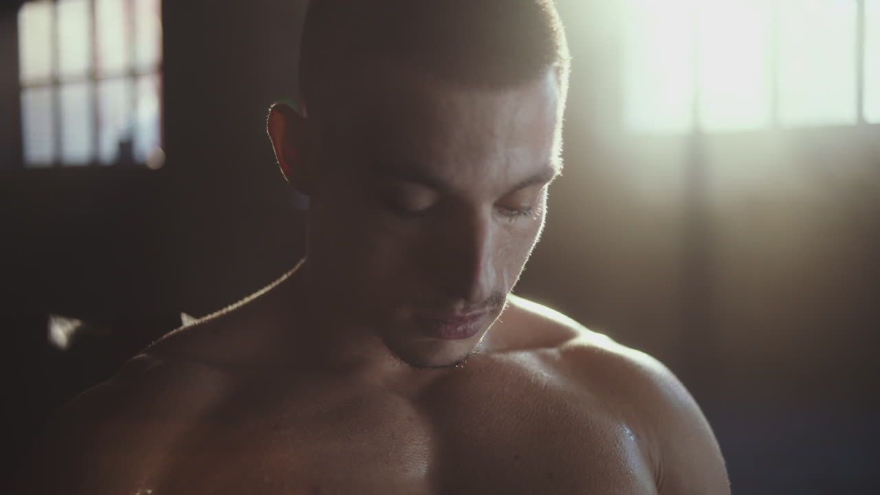 hombre musculoso en el gimnasio