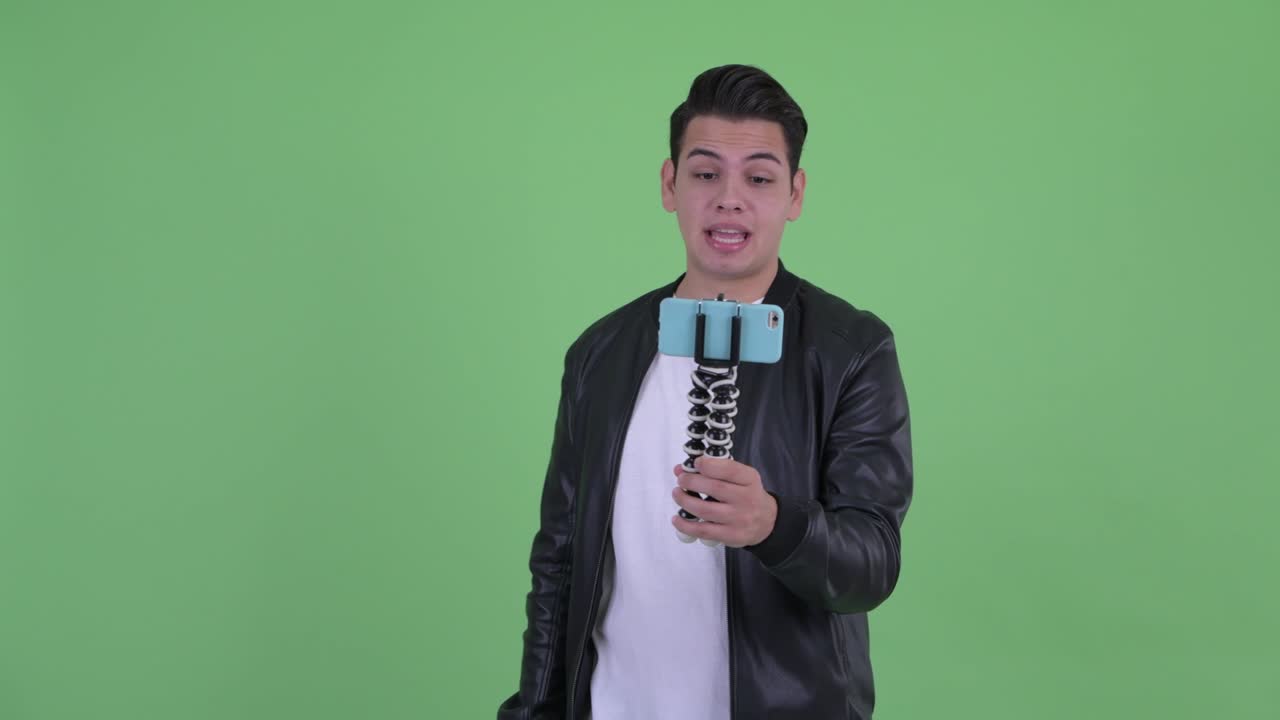 joven apuesto hombre multiétnico con chaqueta de cuero