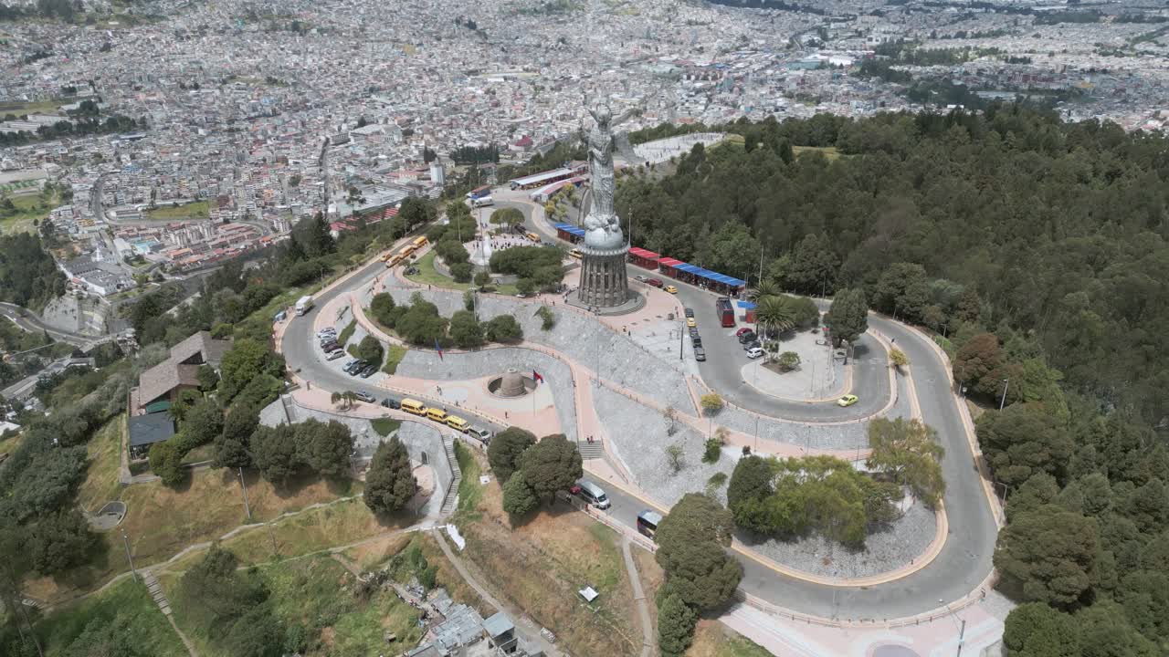vista desde un avión no tripulado de la virgen el panecillo ecuador, quito