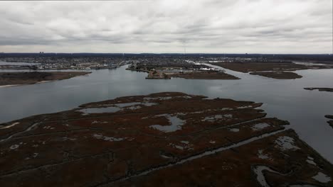 Una-Vista-Aérea-Sobre-La-Marisma-Frente-A-Freeport,-Nueva-York-En-Un-Día-Nublado