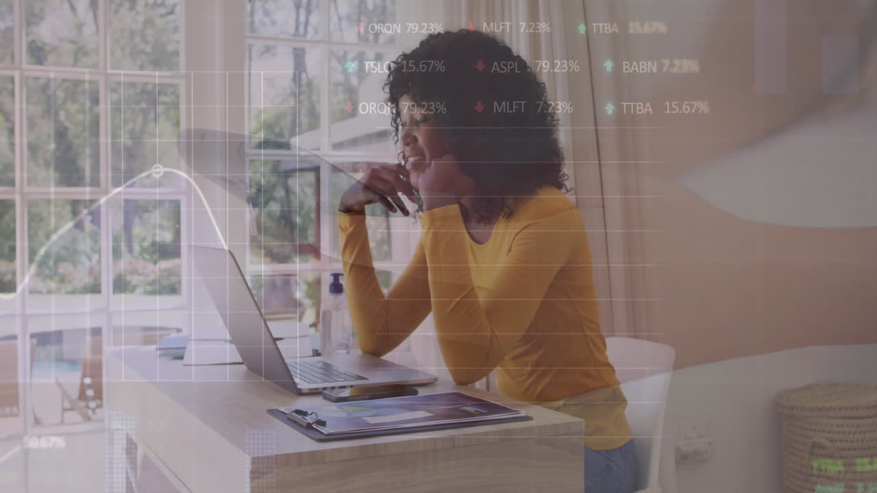Animation af infografisk interface over afroamerikansk kvinde, der taler via videoopkald på bærbar computer