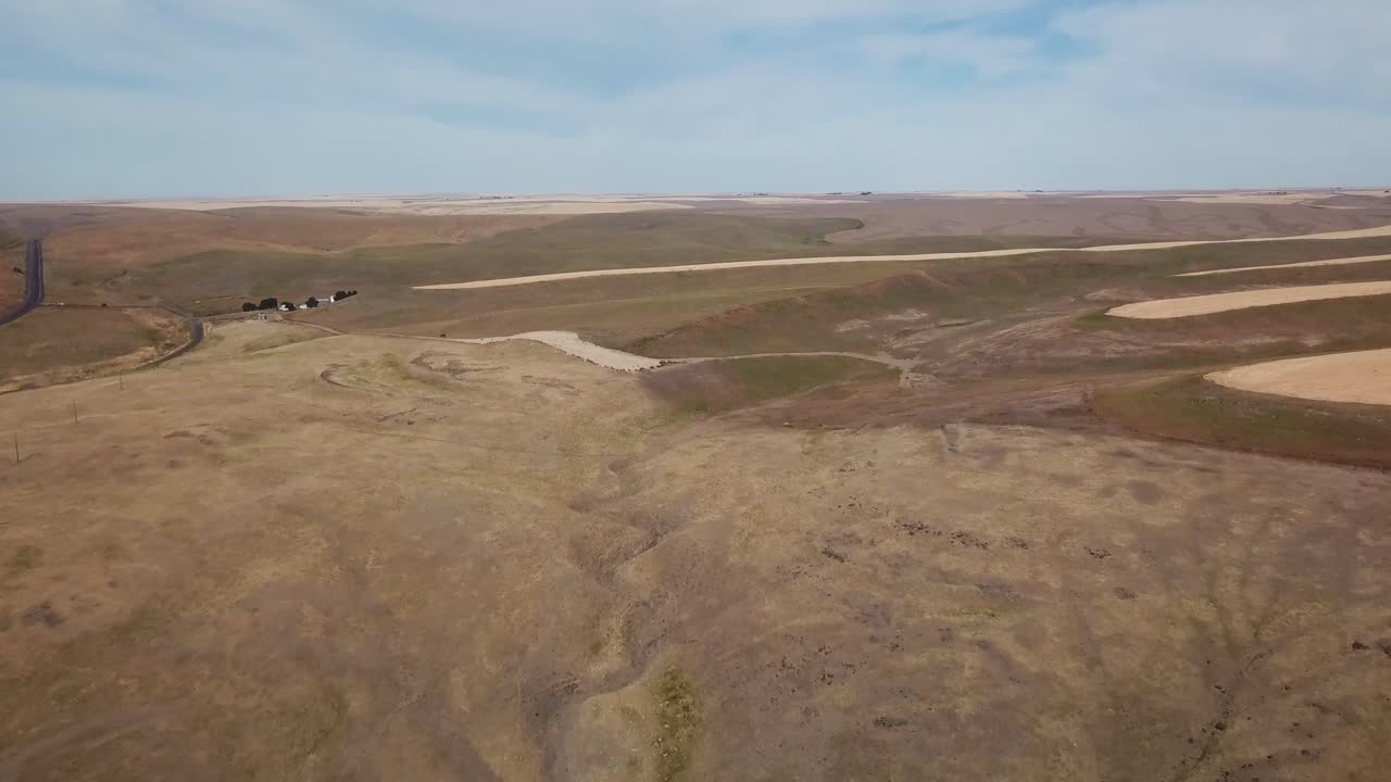 вид на шоссе, проходящее через скабленды в восточной части штата вашингтон