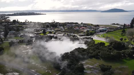 Heißes,-Dampfendes-Schwimmbad-Im-Stadtpark,-Rotorua-See-Und-Vorort