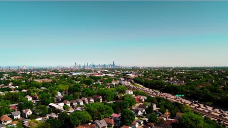 Langsamer-4K-Flug-In-Richtung-Interstate-über-Den-Vororten-Von-Chicago,-Während-Man-Chicago-Immer-Im-Blick-Hat,-Viele-Lastkraftwagen,-Busse-Und-Taxis-Pendeln-Auf-Der-Interstate-I94