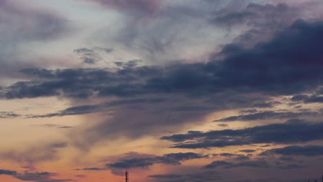 Ein-Wunderschöner-Blick-Auf-Die-Sich-Sanft-Bewegenden-Wolken-Am-Himmel,-Die-Wolken-Nehmen-Die-Orangen-Und-Purolösen-Farben-Zu-Einer-Dunklen-Farbe-An