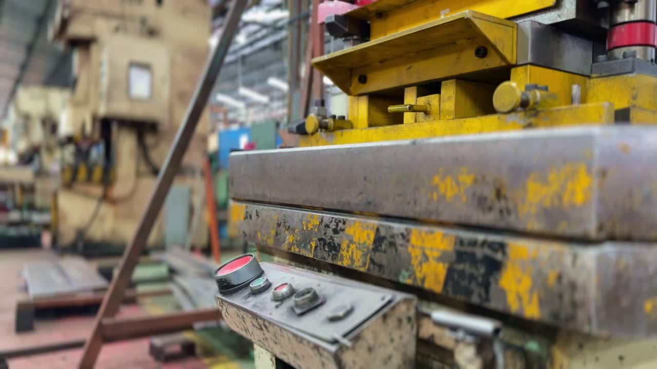 poderosa máquina de prensa en una fábrica industrial, vista de cerca