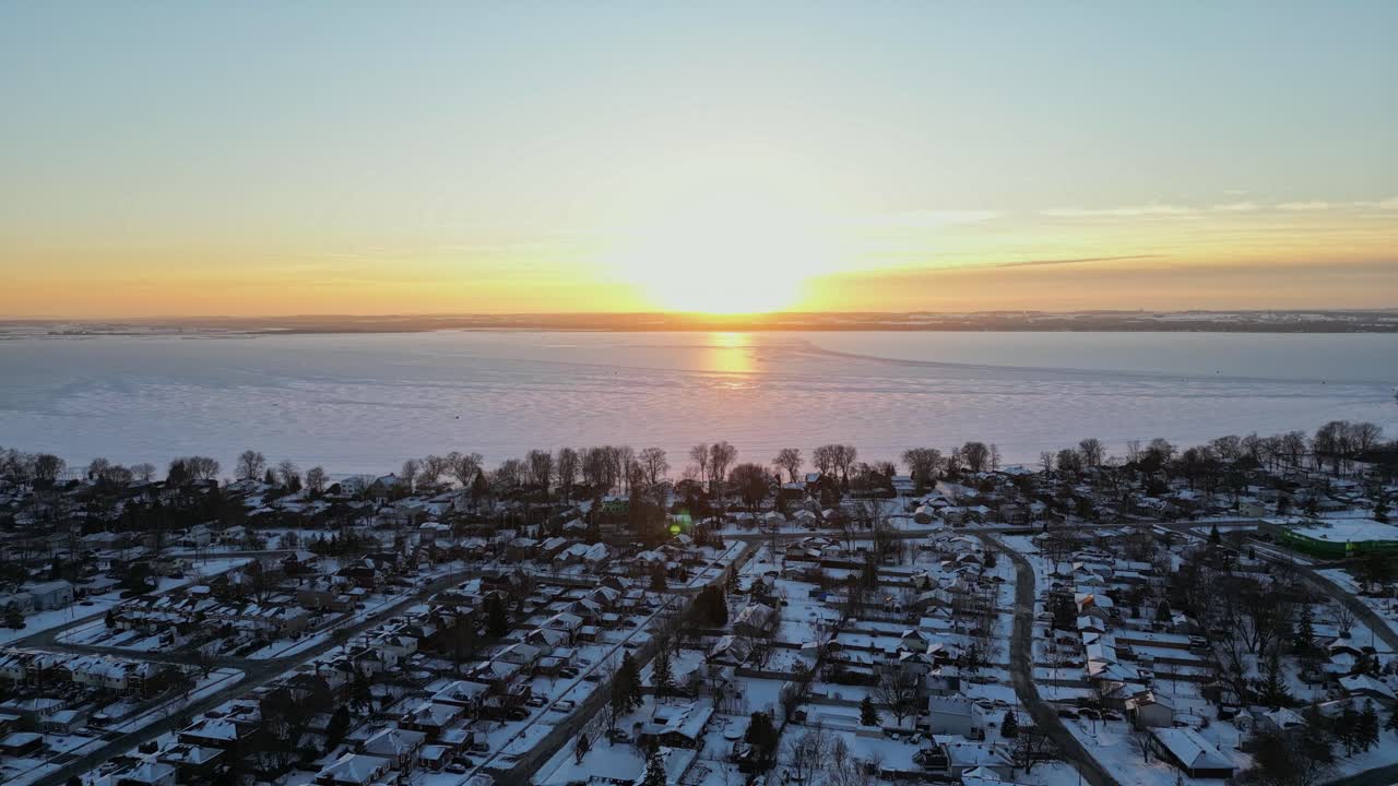겨울철과 일몰 동안 오대호의 골든 아워