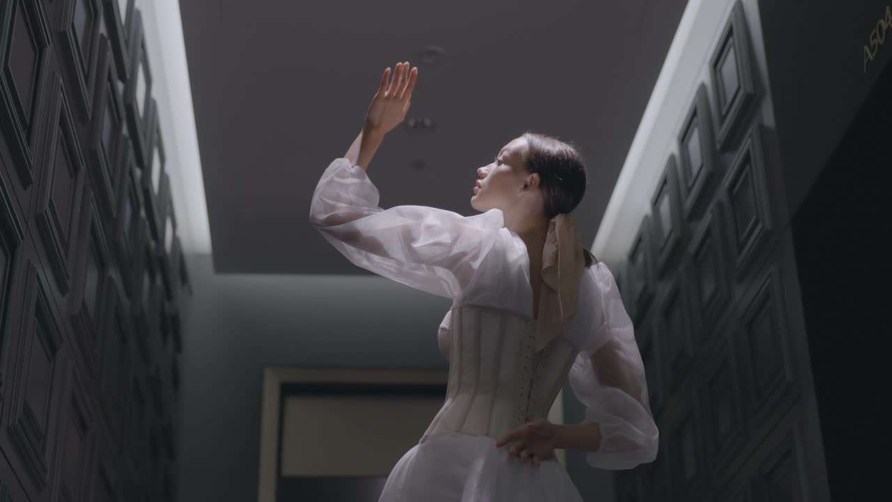 mujer elegante en un corsé blanco