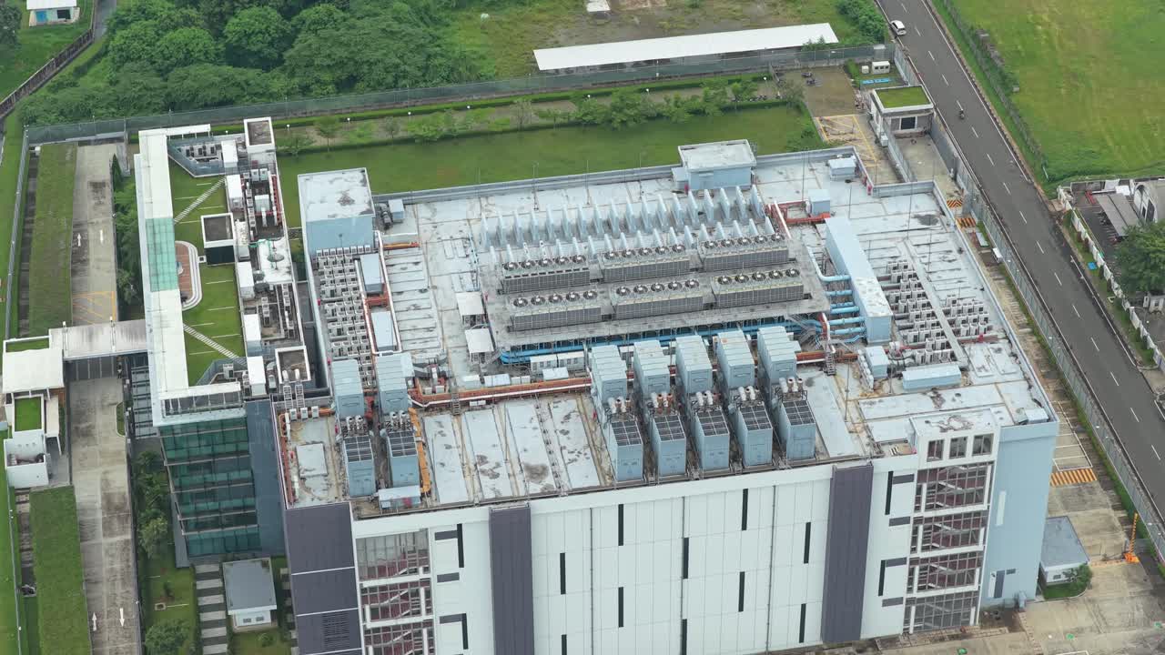 Dronebillede af et stort datacenter for søgemaskiner i Jakarta med omfattende digital infrastruktur