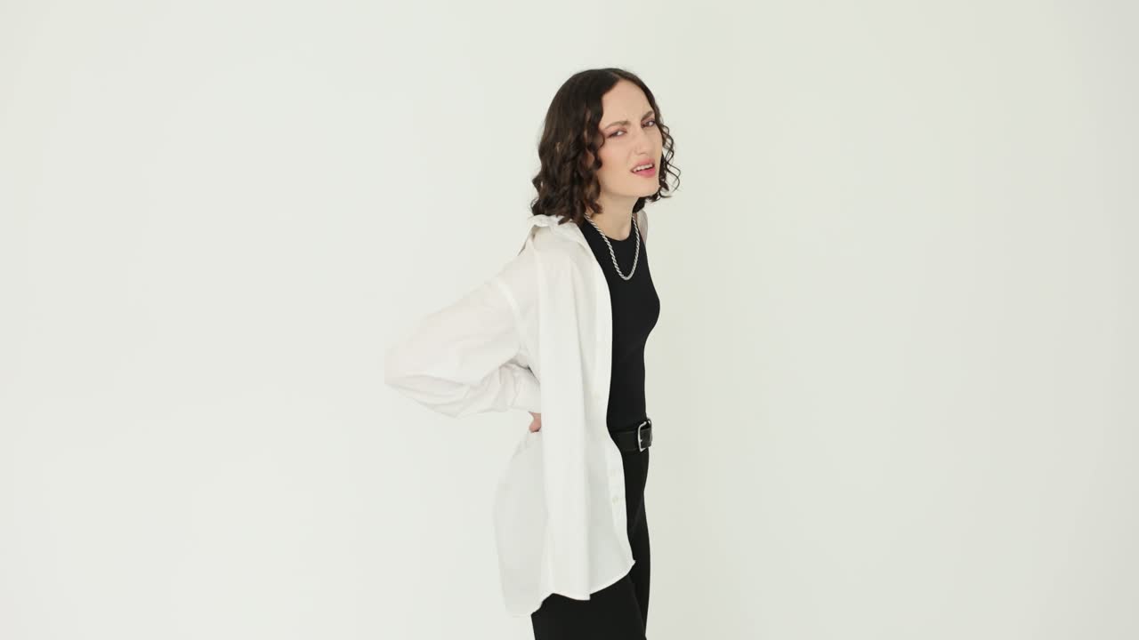 Donna che soffre di mal di schiena