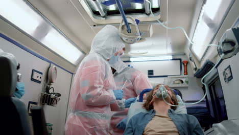 médicos con muestras de prueba de coronavirus. paciente trasladado al hospital
