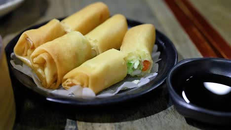 deliciosos rollos de primavera servidos con salsa de inmersión