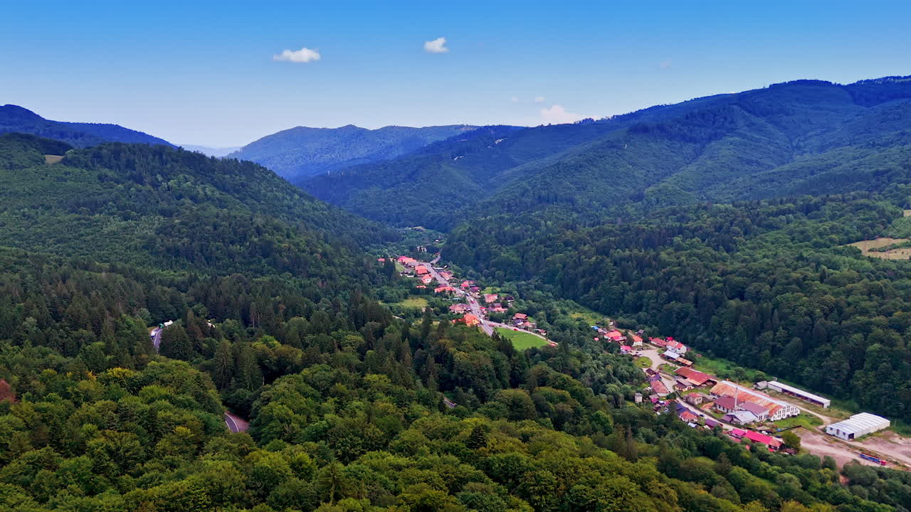 Romanya Karpatları’nda dağ köyü. Küçük bir dağ köyü, Romanya’daki Karpat Dağları’nın ormanlık vadilerinde yer almaktadır.